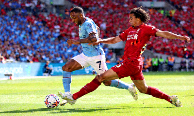 英超联赛曼城对阵利物浦的精彩比赛瞬间