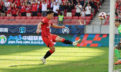 中超联赛上海海港队球员武磊射门得分